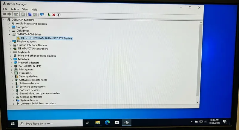 Окно Диспетчера устройств Windows с ошибкой CD-ROM для диагностики программного сбоя оптического привода.